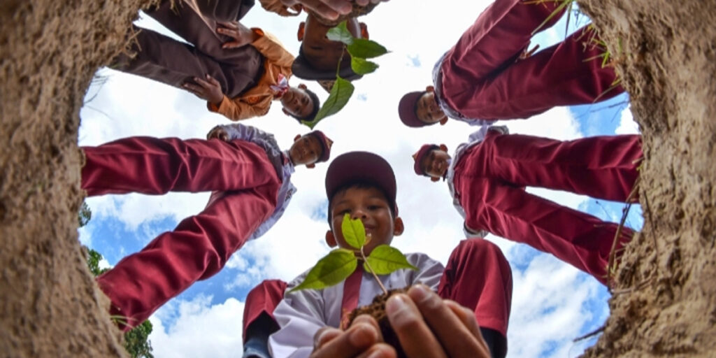 Sekolah Sehat: Mewujudkan Anak Indonesia yang Sehat, Kuat, dan Cerdas Berkarakter - reboisasi - www.indopos.co.id