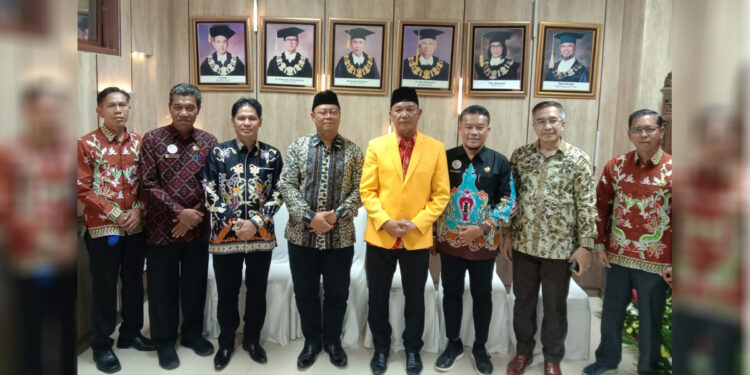Rektor UT Prof Ojat Darojat usai melakukan kerjasama dengan Pemkab Sukamara. Foto: Nasuha/ INDOPOS.CO.ID