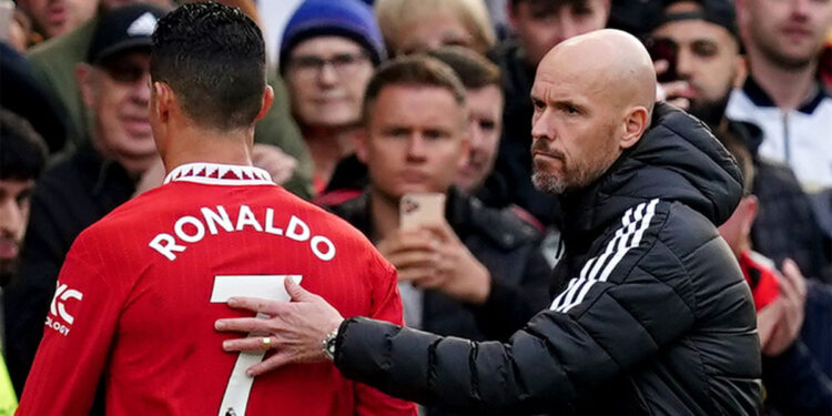 Pelatih Manchester United Erik ten Hag memegang punggung Cristiano Ronaldo. Foto: skysports.com