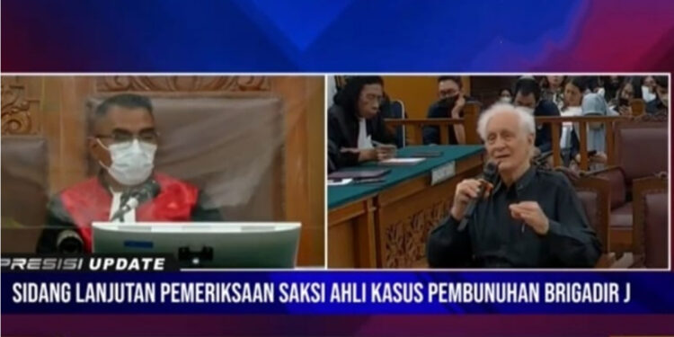 Guru Besar Filsafat Moral Prof Franz Magnis Suseno memberikan kesaksian untuk terdakwa Bharada E dalam sidang lanjutan kasus pembunuhan Brigadir J di Pengadilan Negeri Jakarta Selatan. Foto: YouTube Polri Tv