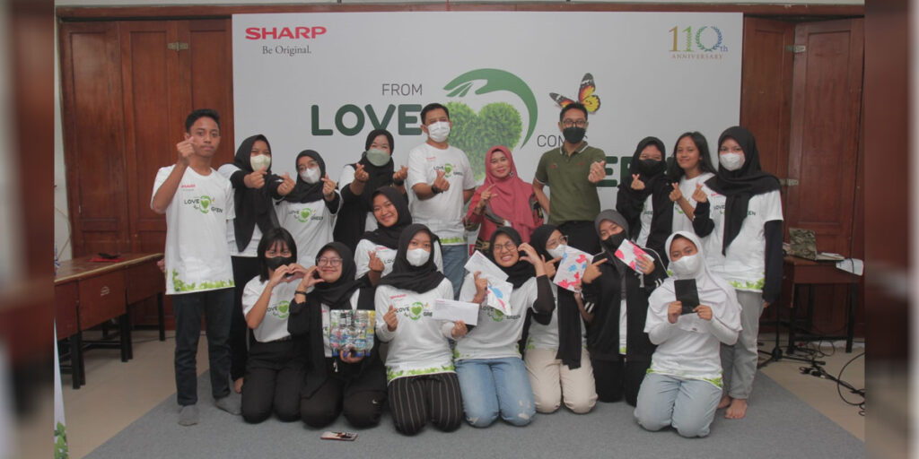 Tingkatkan Kesadaran Siswa, Sharp Gelar Kegiatan Pelestarian Lingkungan di SMAN 12 Bandung - sharp 1 - www.indopos.co.id