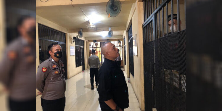 Direktur Tahanan dan Barang Bukti Polda Banten AKBP Agus Rasyid mengecek ruang tahanan (Humas Polda Banten for INDOPOS.CO.ID)