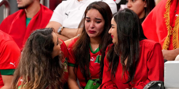 Salah satu suporter Maroko menangis dan dihibur oleh temannya di tribun. Foto: news.sky.com