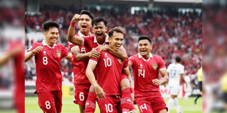 Pemain tim nasional Indonesia merayakan gol yang dicetak oleh Egy Maulana Vikri ke gawang tim nasional Kamboja pada laga Grup A Piala AFF 2022, di Stadion Utama Gelora Bung Karno (SUBK), Jakarta, JUmat (23/12/2022). Tim Garuda hanya menang 2-1 dalam laga perdana tersebut. Foto: Dokumen PSSI