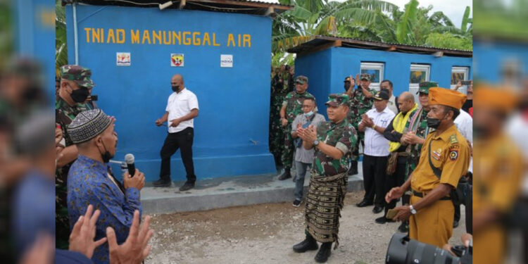 KSAD Jenderal TNI Dudung Abdurachman saat meninjau langsung lokasi penampungan pompa hidram yang terdapat di Desa Noelbaki, Kupang, Nusa Tenggara Timur (NTT). Foto: Dok Dispenad