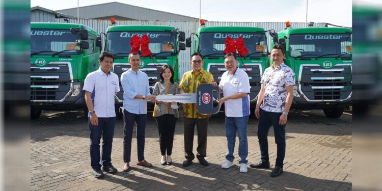 Astra UD Trucks selaku distributor resmi produk UD Trucks di Indonesia melakukan serah terima 32 unit produk Quester Euro 5 kepada Tunas Rent dan layanan kontrak servis UD Ultimate kepada BSA Logistics. Foto: PT. UD Astra Motor Indonesia for INDOPOS.CO.ID