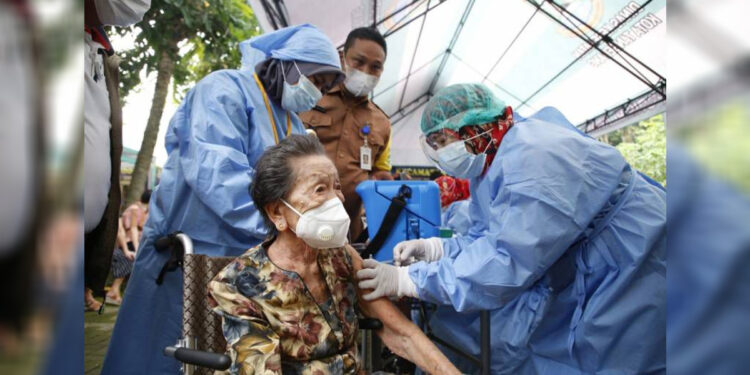 Pemerintah Kota Tangerang mulai menggelar vaksinasi booster kedua untuk para lansia. Foto: Humas Pemkot Tangerang