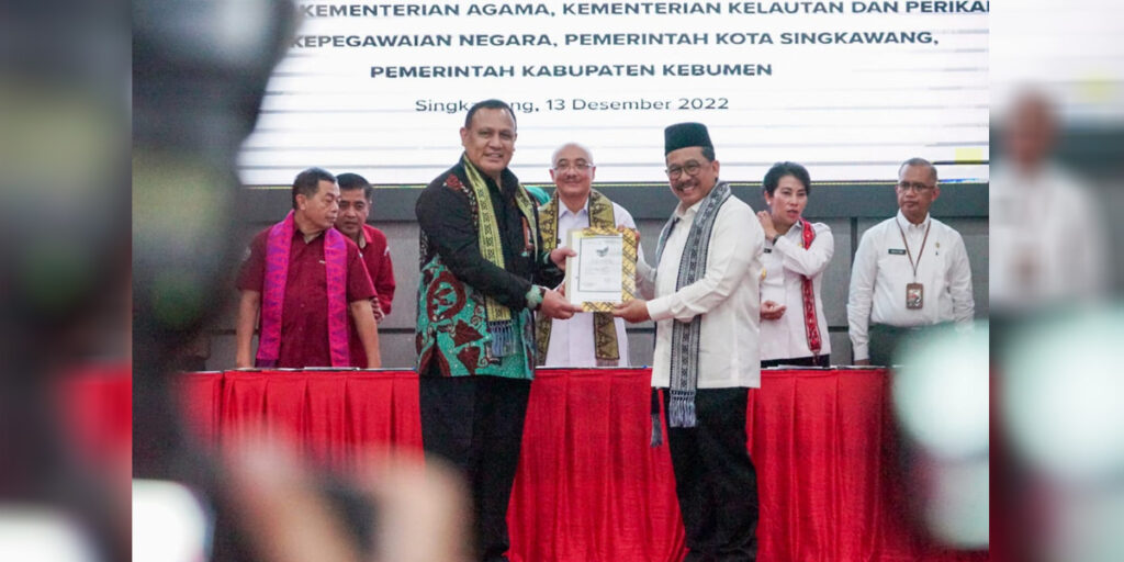 KPK Serahkan Aset Rampasan Korupsi kepada 6 Instansi Senilai Rp 63 Miliar - zainut n firli - www.indopos.co.id
