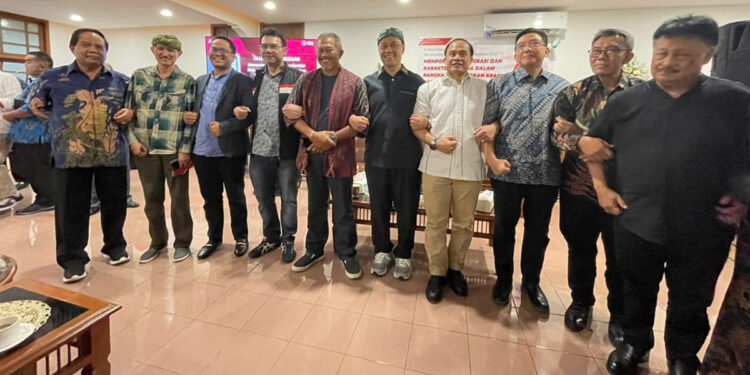 Pendiri ESQ Ary Ginanjar Agustian bersama para tokoh Jawa Barat pada acara Dialog Kebangsaan yang diadakan HD Sutrisno Institute di Kota Bandung, Provinsi Jawa Barat, Selasa (10/1/2023). Foto: Dokumen ESQ