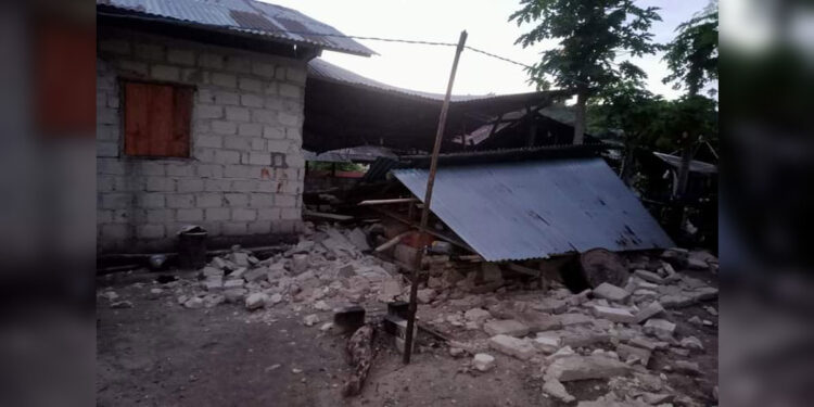 Kondisi bangunan rusak berat pascagempa mengguncang wilayah Maluku Tenggara Barat dengan berkekuatan magnitudo (M) 7,5. (Dok BNPB)