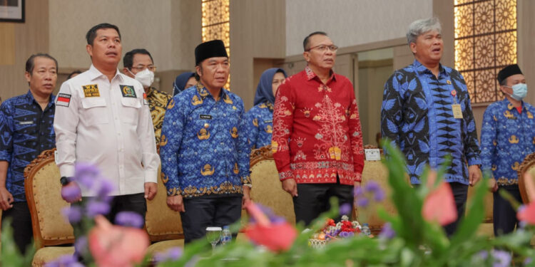 Pj Gubernur Banten Al Muktabar bersama Kepala Kanwil BPN Banten Rudi Rubijaya dan pejabat kementerian ATR/BPN (Humas Pemprov Banten for indopos.co.id)