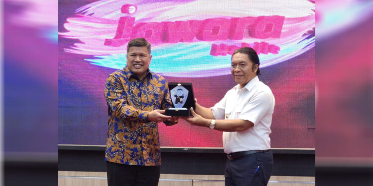 PJ Gubernur Banten, Al Muktabar bersama Direktur Bank Banten, Denny Sorimulia Karim.