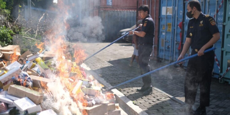 Bea Cukai Tanjung Emas melakukan pemusnahan barang ilegal atas barang hasil penindakan tahun 2022 lalu. Foto: Humas Bea Cukai