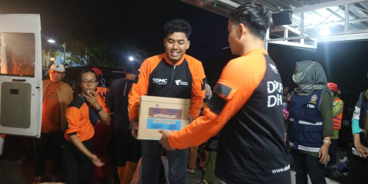 Dompet Dhuafa Jawa Tengah salurkan logistik berupa makanan siap saji, obat-obatan dan air minum. Foto: Humas Dompet Dhuafa