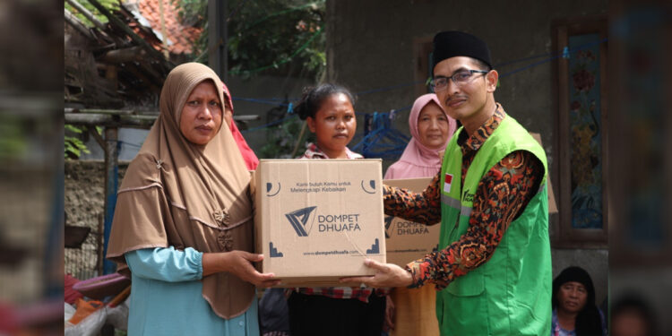 Lembaga Pelayan Masyarakat (LPM) Dompet Dhuafa menyalurkan 43 paket sembako bagi keluarga nelayan di Kampung Pagedangan Ilir, Kronjo, Kabupaten Tangerang, Rabu (11/1/2023). Foto: Dokumen Dompet Dhuafa