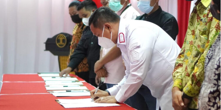Rutan Kelas I Jakarta Pusat melakukan penandatanganan perjanjian kerja sama dengan sepuluh LBH di Gedung I Lantai 3 Rutan Kelas I Jakarta Pusat, Rabu (11/1/2023). Foto: Humas Ditjenpas