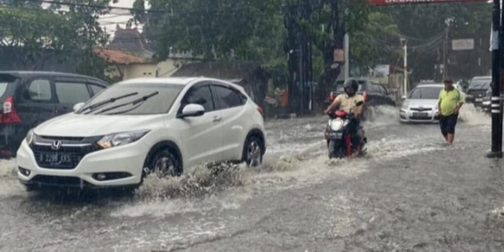 28 RT dan 3 Ruas Jalan di Jakarta Terendam Banjir - genangan banjir jakarta - www.indopos.co.id