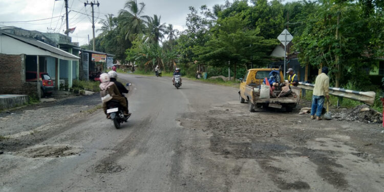 Balai Penanganan Jalan Nasional (BPJN) Banten mulai perbaiki jalan rusak di ruas Bayah-Cibareno, Kabupaten Lebak. Foto: Istimewa