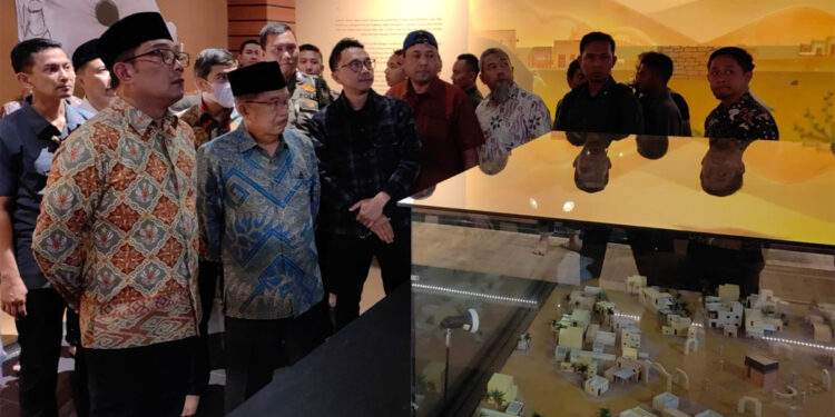 Mantan Wakil Presiden Jusuf Kalla dan Gubernur Jawa Barat Ridwan Kamil mengunjungi Masjid Agung Al-Jabbar, Gedebage, Kota Bandung. Foto: Ist