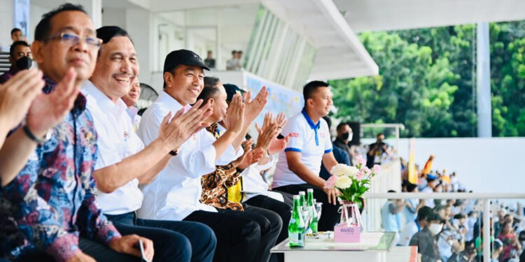 Presiden Jokowi bersama sejumlah menteri menyaksikan final Energen Champion SAC Indonesia di Stadion Madya, kompleks Gelora Bung Karno, Jakarta, Jumat (13/1/2023). Foto: Setpres for indopos.co.id