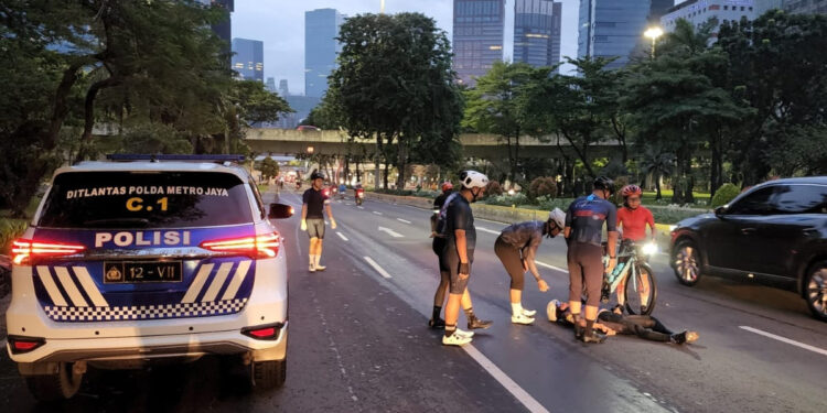 Pesepeda mengalami kecelakaan lalu lintas tunggal di turunan Fly Over Semanggi, Jakarta Selatan. Foto: Twitter/@TMCPoldaMetro