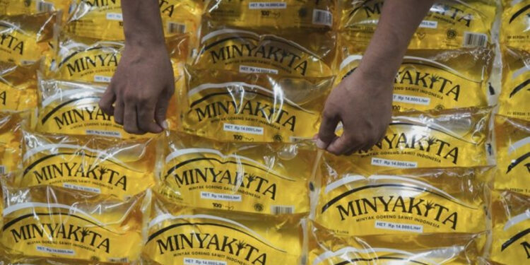 Minyak goreng kemasan rakyat dengan merek MINYAKITA diluncurkan di kantor Kementerian Perdagangan, Jakarta, Rabu (6/7/2022). Foto: Dok/Humas Kemendag