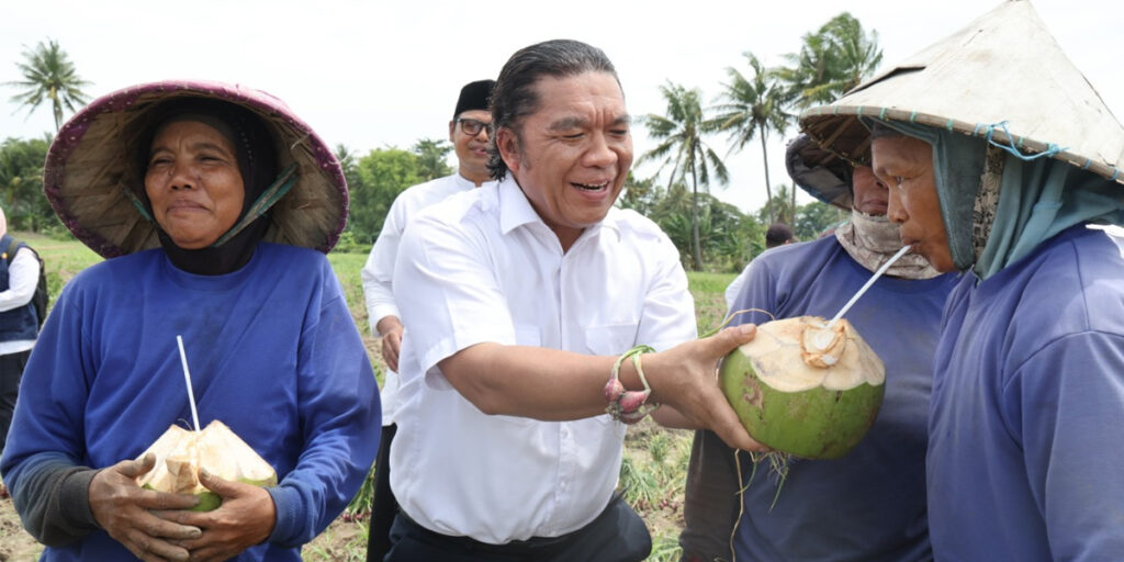Petani Bawang di Serang Terharu Diberi Kelapa Muda oleh Pj Gubernur Banten - muktabar 1 - www.indopos.co.id