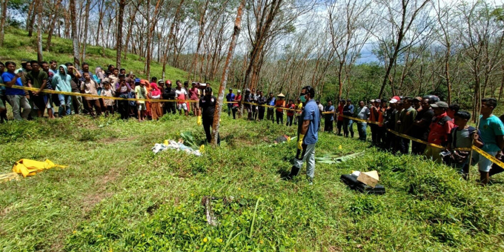 Dua Mayat Diduga Korban Pembunuhan Ditemukan di Kebun Karet Lebak - penemuan mayat - www.indopos.co.id