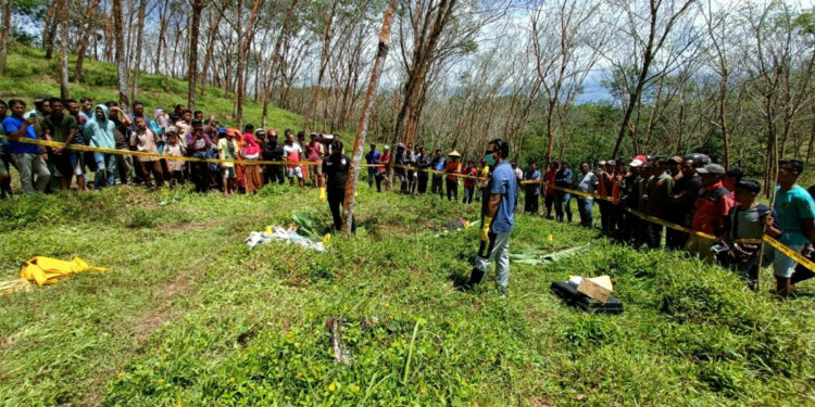 Warga sedang menyaksikan olah TKP penemuan korban pembunuhan di areal perkebunan karet di Kecamatan Cijaku Kabupaten Lebak, Banten. (Istimewa)