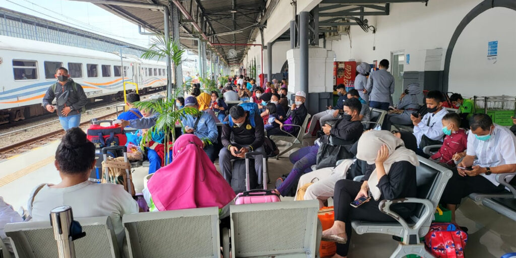 DPR Sorot Pencabutan Subsidi Tarif Kereta Listrik untuk Kelas Menengah - penumpang kereta stasiun - www.indopos.co.id