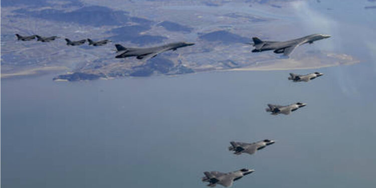 Dua pesawat pembom B-1B AS dan jet tempur F-16 dikawal oleh jet tempur F-35 Korea Selatan di atas Semenanjung Korea selama latihan udara bersama, 19 November 2022. (rt.com)