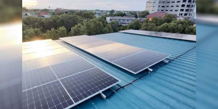 Panel surya berada di atap rumah. Foto: net