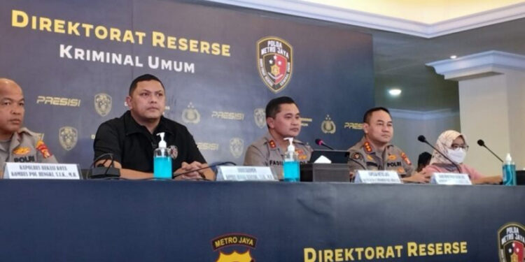 Kabid Humas Polda Metro Jaya Kombes Trunoyudo Wisnu Andiko (kedua kanan) memberikan keterangan soal kasus pembunuhan berantai di Bekasi dan Cianjur. Foto: Dok Humas Polri