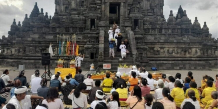 Kegiatan umat Hindu di Candi Prambanan. Foto: Kemenag for INDOPOS.CO.ID