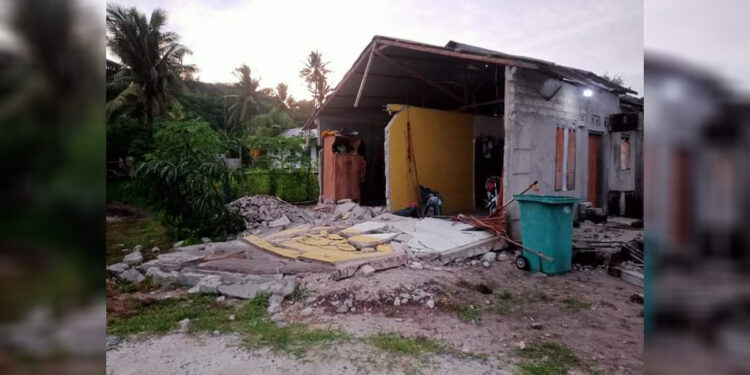 Kondisi bangunan rusak berat pascagempa mengguncang wilayah Maluku Tenggara Barat dengan berkekuatan magnitudo (M) 7,5. Foto: Dokumen BNPB