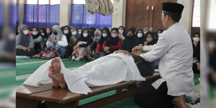 Pelatihan mengurus jenazah. Foto: Dompet Dhuafa for INDOPOS.CO.ID