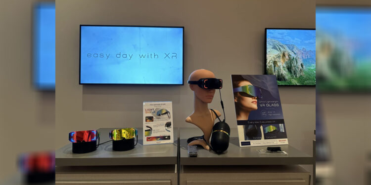 Sharp Corporation telah mengembangkan prototipe head – mounted display untuk VR (Virtual Reality) yang terhubung ke smartphone. Foto: Dok. Sharp Corporation