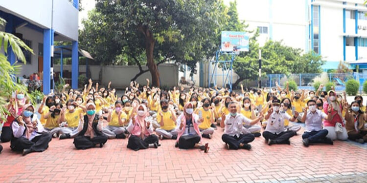 Siswi SMA Mutiara Bangsa, di Cipondoh Indah mendapat penyuluhan gizi dari Dinas Kesehatan Kota Tangerang. (Humas Pemkot Tangerang)
