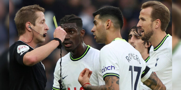 Para pemain Spurs menghadapi wasit dalam laga kontra Aston Villa. Foto: skysports.com