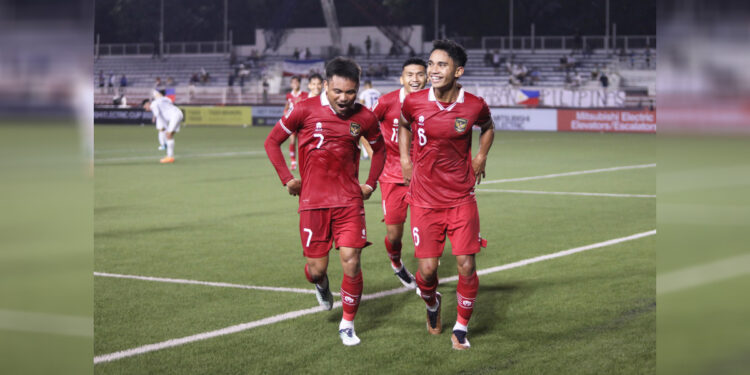 Pemain timnas Indonesia Marselino Ferdinan bersama Saddil Ramdani melakukan selebrasi usai mencetak gol ke gawang timnas Filipina. (Dok PSSI)