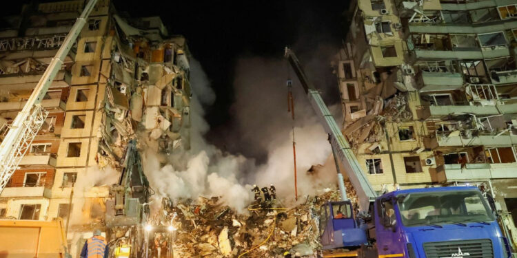 Blok apartemen di Kota Dnipro, Ukraina hancur akibat serangan rudal Rusia. Foto: news.sky.com