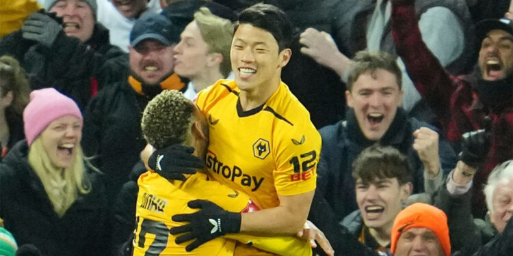 Hwang Hee-chan dari Wolverhampton Wanderers, melakukan selebrasi setelah mencetak gol kedua timnya selama pertandingan sepak bola Piala FA Inggris melawan Liverpool di Anfield di Liverpool, Inggris. (skysports.com)
