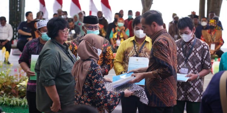 Penyerahan-SK-oleh-Jokowi