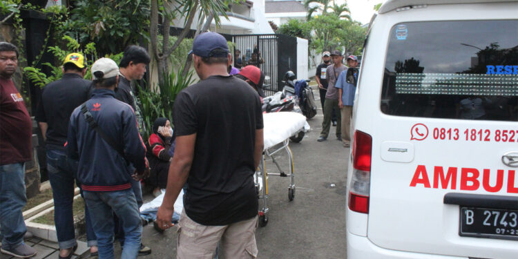 Reskrim Polsek Kembangan mendatangi lokasi tempat kejadian penemuan jenazah seorang kurir di kawasan Kebon Jeruk. Foto: Humas Polrs Jakbar