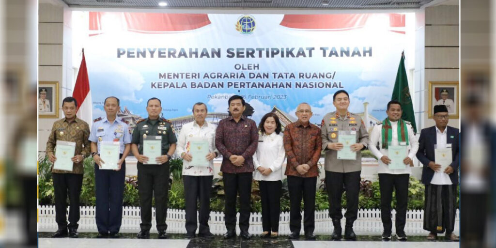 Menteri ATR/Kepala BPN Serahkan Sertipikat Konsolidasi Tanah dan Aset Instansi di Pekanbaru - atr 5 - www.indopos.co.id