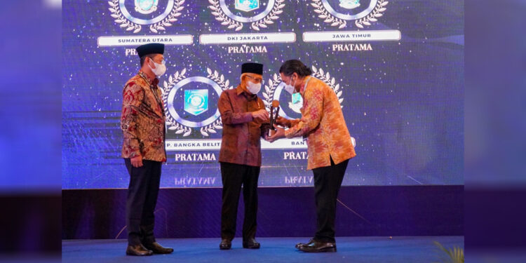 Pemerintah Provinsi Banten meraih penghargaan dari Komisi Pengawas Persaingan Usaha (KPPU) Award 2023 Kategori Pratama dalam bidang persaingan usaha tingkat daerah. Penghargaan itu diberikan langsung oleh Wakil Presiden Ma'ruf Amin kepada Penjabat (Pj) Gubernur Banten Al Muktabar di Jakarta, Kamis (16/2/2023). Foto: Istimewa