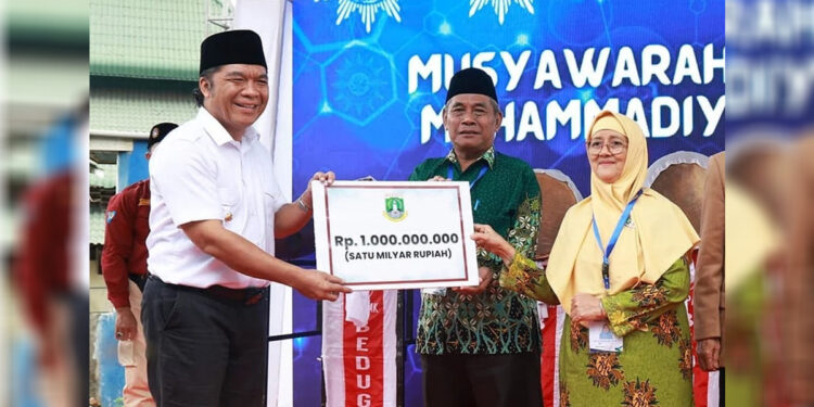 Pj Gubernur Banten Al Muktabar memberikan dana hibah ke Pengurus Muhammadiyah Provinsi Banten (Humas Pemprov Banten for indopos.co.id)