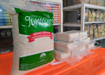 Produk-produk yang dijual oleh Gerai BUMDESa Sumber Harapan diantaranya beras organik Tomorice yang merupakan hasil dari Kelompok Sumber Tani Lestari. Foto: Dompet Dhuafa for INDOPOS.CO.ID