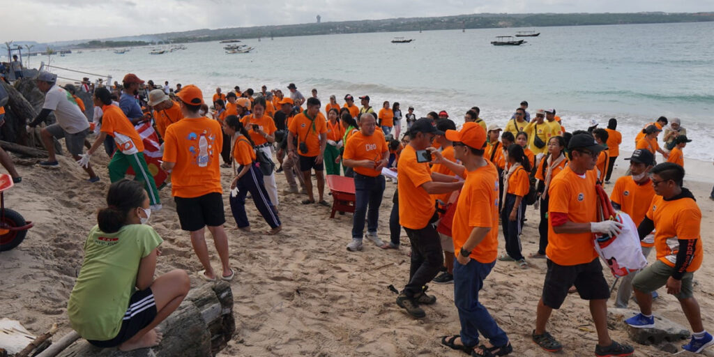 Tampilan Baru, Semangat Baru Cleo dan Ribuan Masyarakat Bersihkan Pantai Bali! - bersih2 pantai - www.indopos.co.id