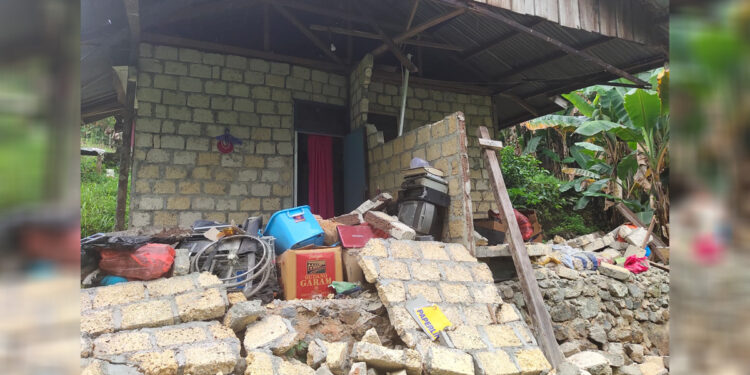 Kondisi bangunan rumah warga rusak pascagempa magnitudo 5,4 mengguncang Jayapura. Foto: Dokumen BPBD Jayapura